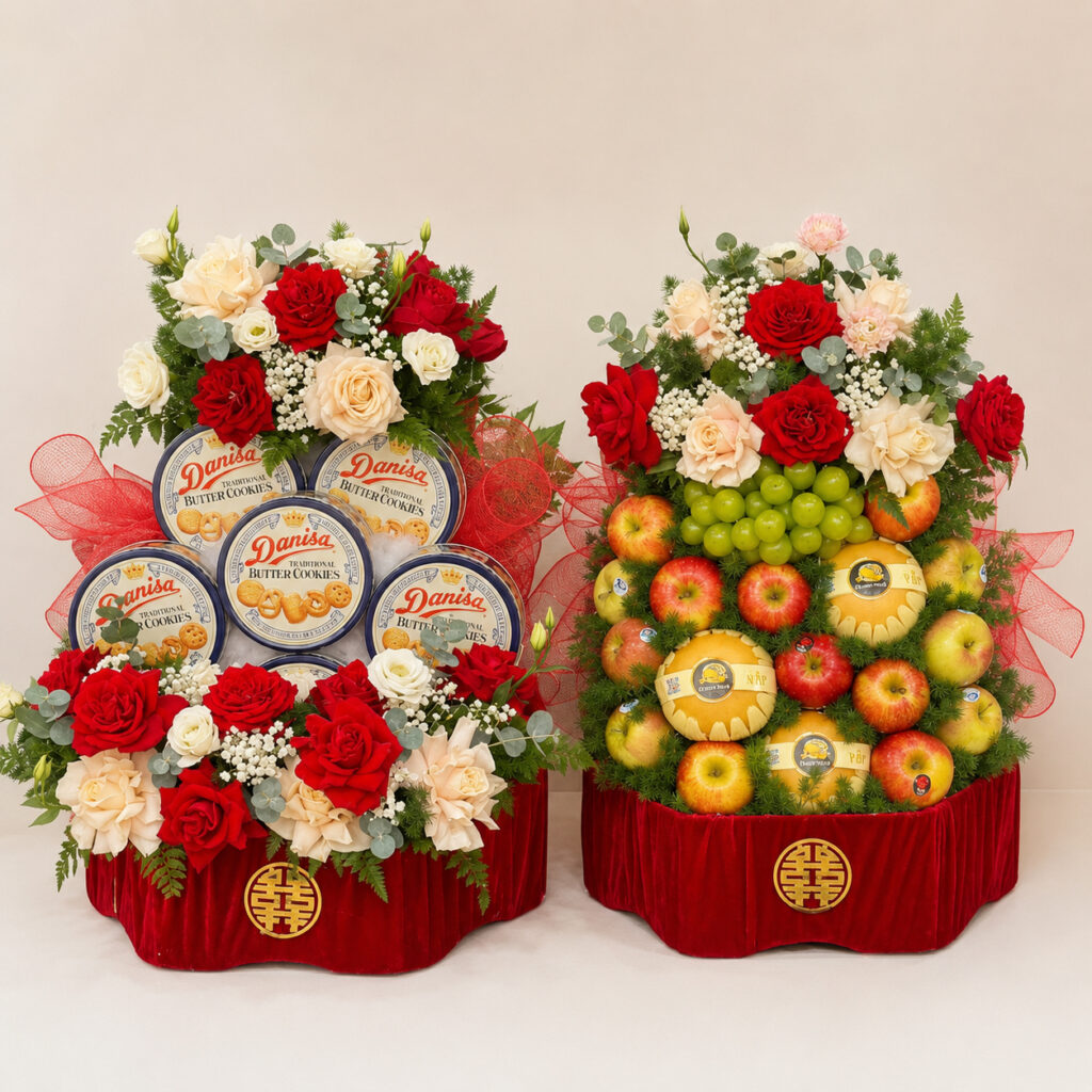 Cặp mâm lễ dạm ngõ cao cấp gồm mâm bánh Danisa và mâm trái cây kết hợp hoa hồng đỏ sang trọng tại Long An. Nhận thiết kế theo yêu cầu, giao tận nơi tại Cần Đước, Cần Giuộc và toàn tỉnh Long An.