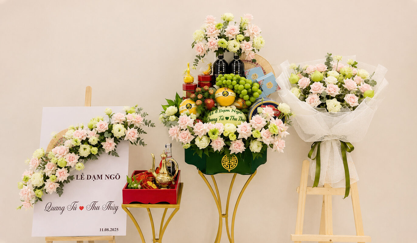 Combo lễ dạm ngõ cao cấp gồm mâm lễ, bảng welcome, mâm trà rượu và bó hoa tone hồng pastel sang trọng tại Long An. Nhận thiết kế theo yêu cầu, giao tận nơi tại Cần Đước, Cần Giuộc và toàn tỉnh Long An.