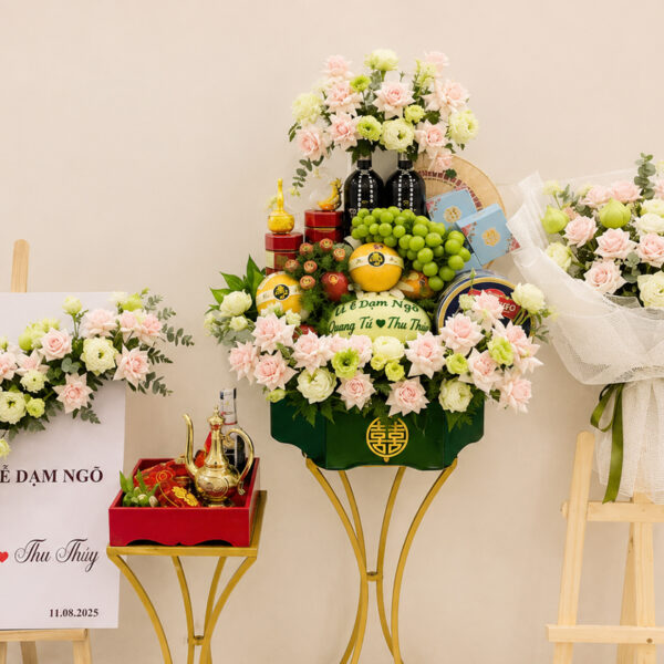 Combo lễ dạm ngõ cao cấp gồm mâm lễ, bảng welcome, mâm trà rượu và bó hoa tone hồng pastel sang trọng tại Long An. Nhận thiết kế theo yêu cầu, giao tận nơi tại Cần Đước, Cần Giuộc và toàn tỉnh Long An.